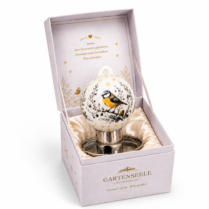 Weiße Premium Vogelfutterkugel mit Blaumeisen-Motiv in hochwertiger Geschenkverpackung